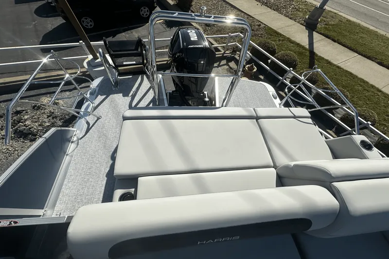 Slide: The Image of Harris 250 Cruiser 2025 - 9