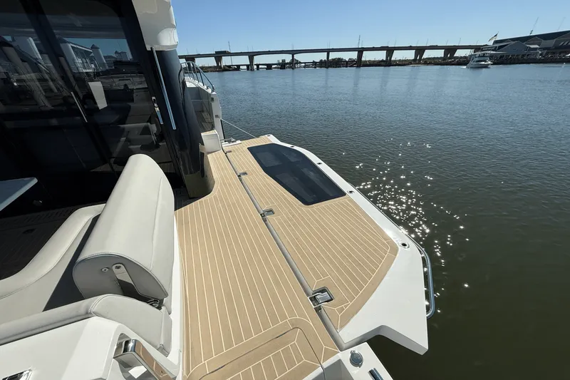 Slide: The Image of Galeon 450 HTC 2025 - 10