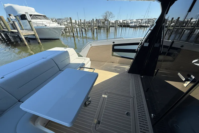 Slide: The Image of Galeon 450 HTC 2025 - 14