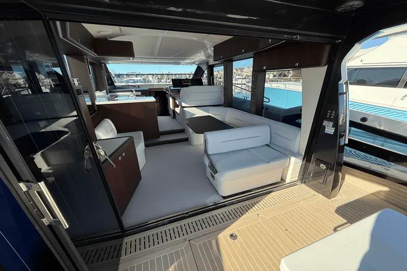 Slide: The Image of Galeon 450 HTC 2025 - 19