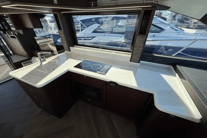 Slide: The Image of Galeon 450 HTC 2025 - 25