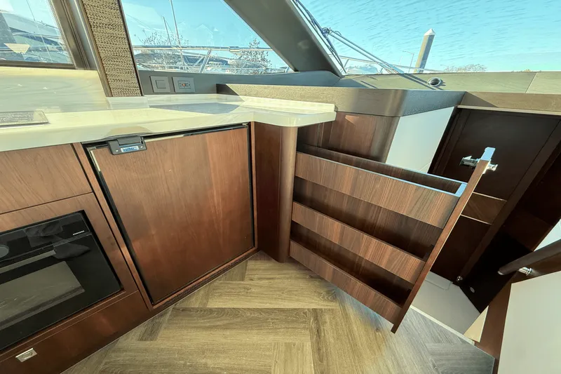 Slide: The Image of Galeon 450 HTC 2025 - 28