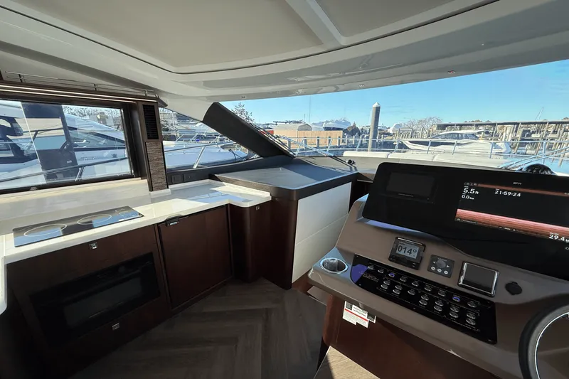 Slide: The Image of Galeon 450 HTC 2025 - 35