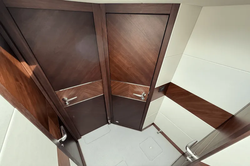 Slide: The Image of Galeon 450 HTC 2025 - 37