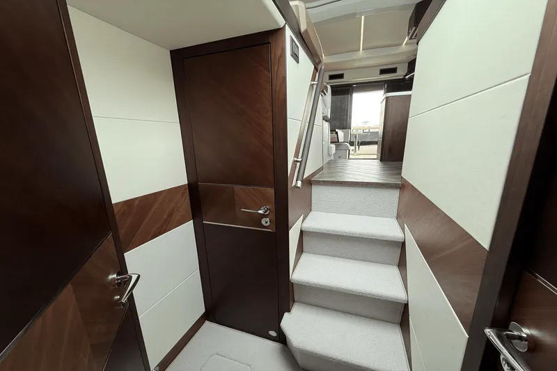 Slide: The Image of Galeon 450 HTC 2025 - 38