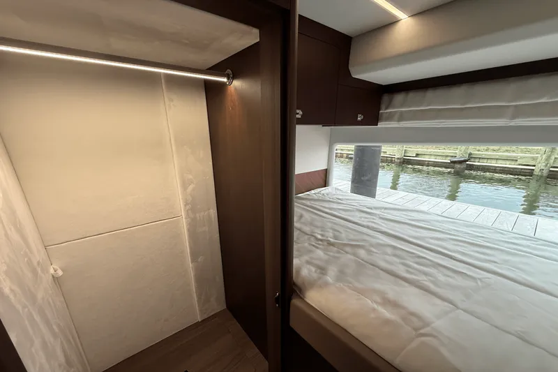 Slide: The Image of Galeon 450 HTC 2025 - 40