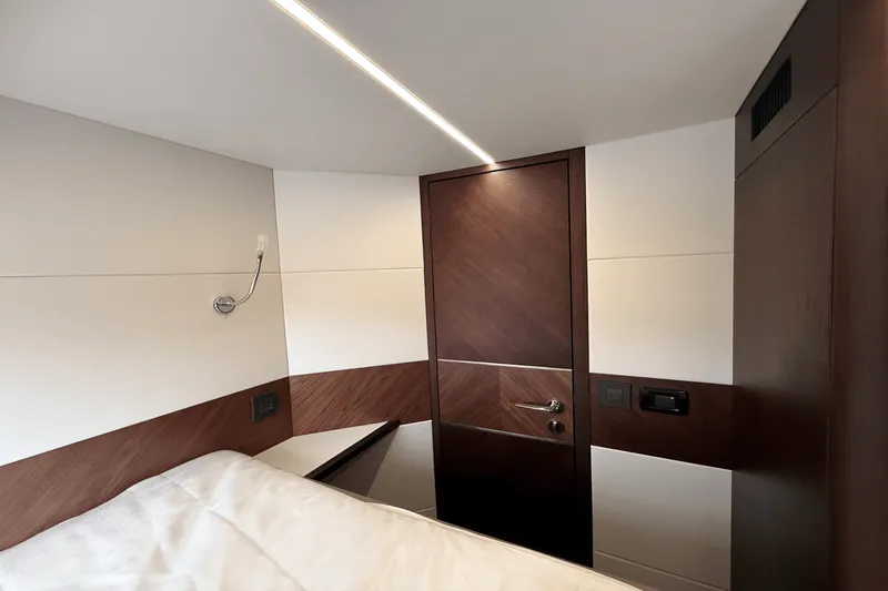 Slide: The Image of Galeon 450 HTC 2025 - 41