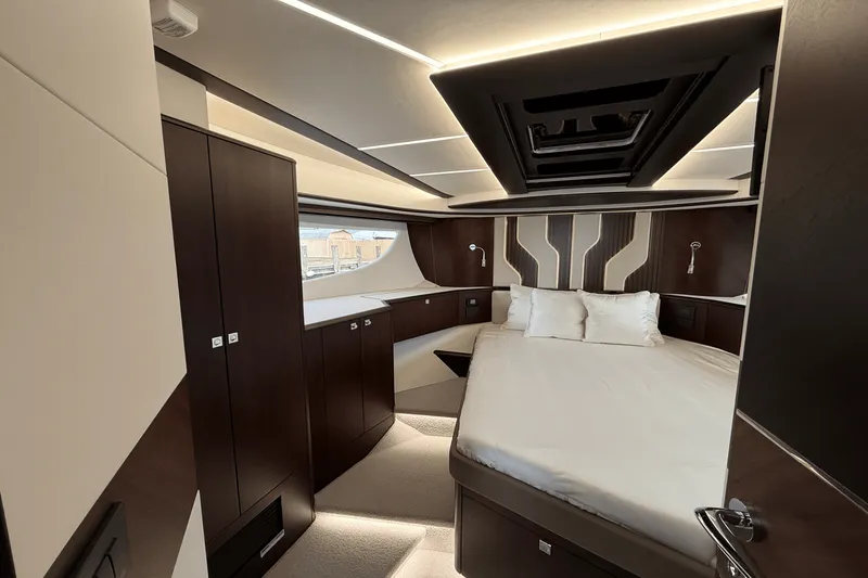 Slide: The Image of Galeon 450 HTC 2025 - 42