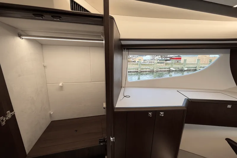 Slide: The Image of Galeon 450 HTC 2025 - 43