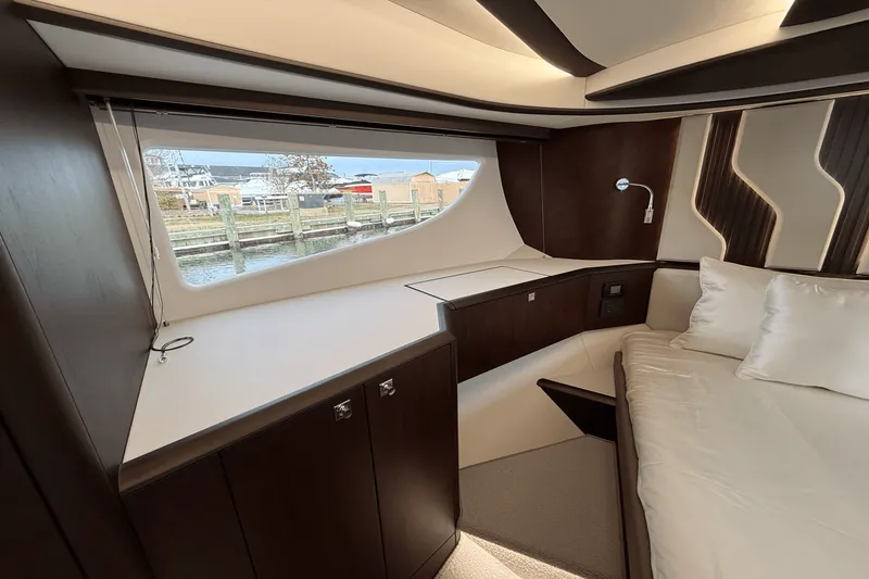 Slide: The Image of Galeon 450 HTC 2025 - 44