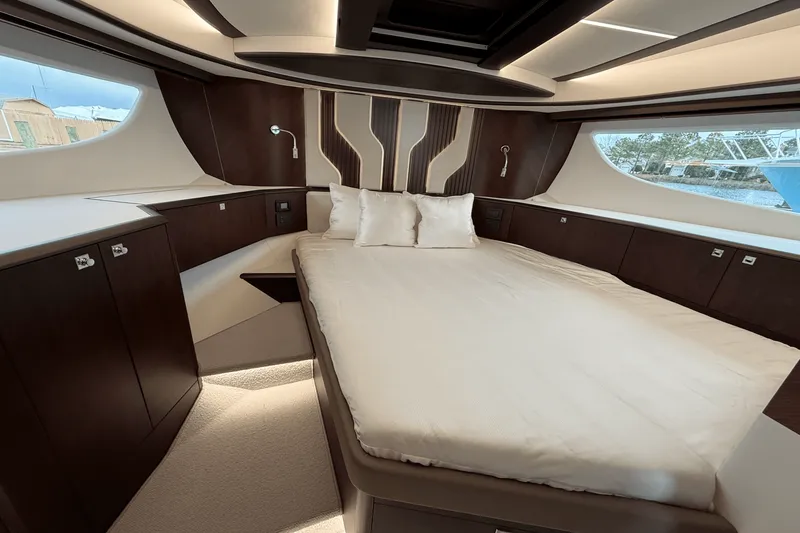 Slide: The Image of Galeon 450 HTC 2025 - 46