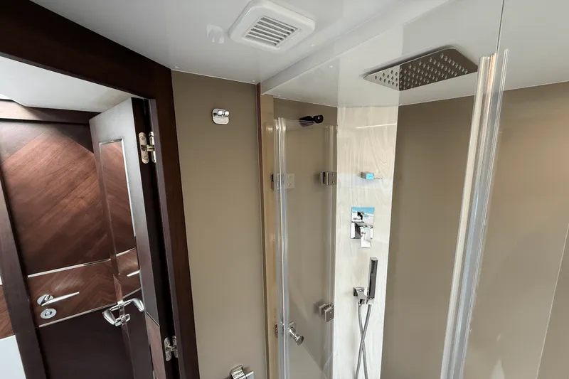 Slide: The Image of Galeon 450 HTC 2025 - 50