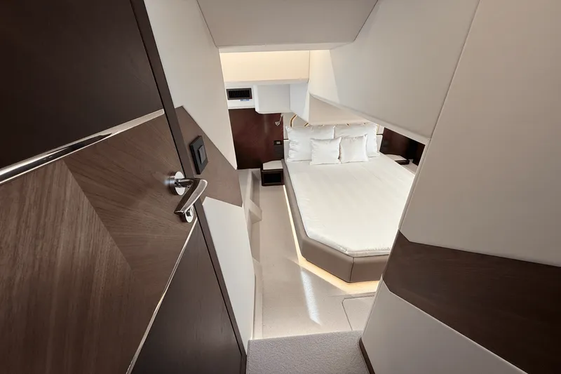 Slide: The Image of Galeon 450 HTC 2025 - 52