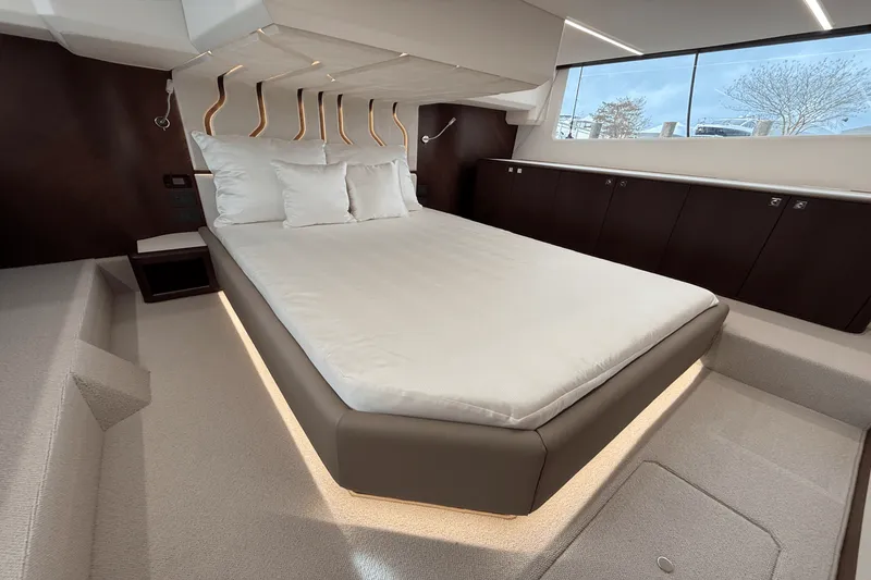 Slide: The Image of Galeon 450 HTC 2025 - 56