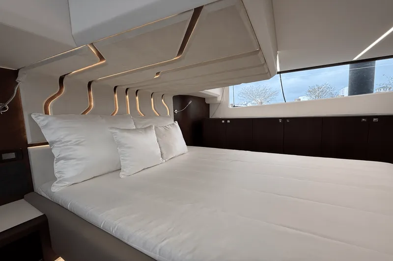 Slide: The Image of Galeon 450 HTC 2025 - 57