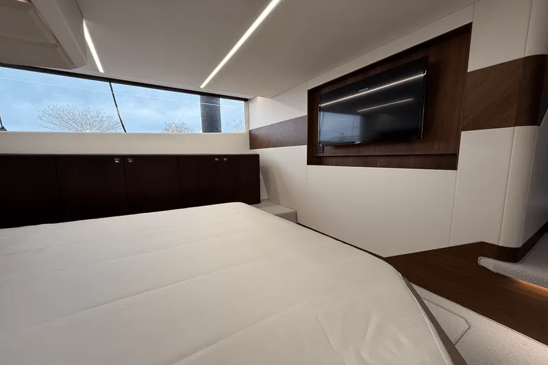 Slide: The Image of Galeon 450 HTC 2025 - 59