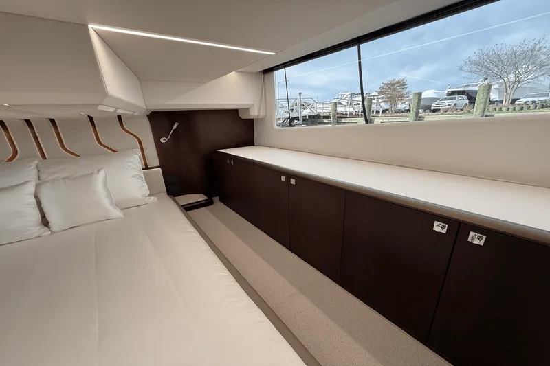 Slide: The Image of Galeon 450 HTC 2025 - 61