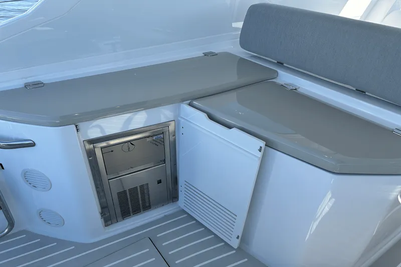 Slide: The Image of Azimut ATLANTIS 45 2025 - 13