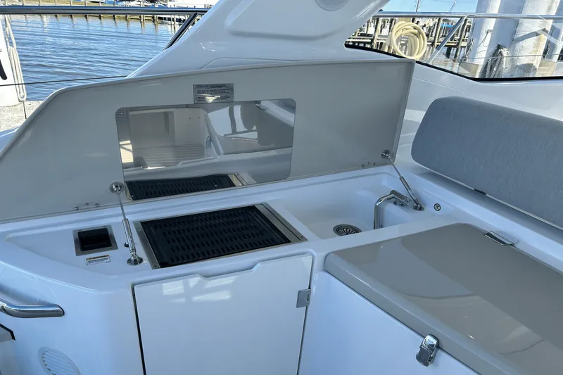 Slide: The Image of Azimut ATLANTIS 45 2025 - 14