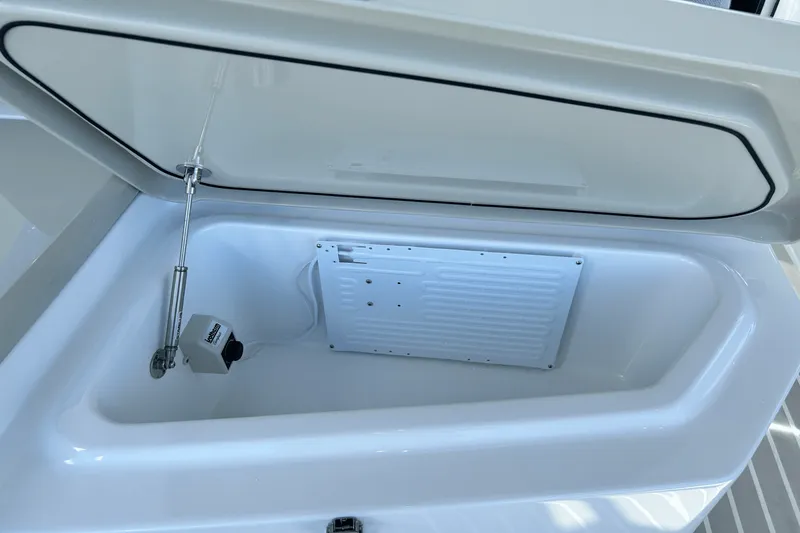 Slide: The Image of Azimut ATLANTIS 45 2025 - 15