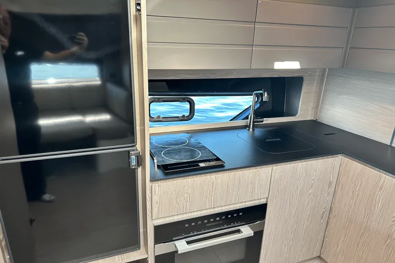 Slide: The Image of Azimut ATLANTIS 45 2025 - 28