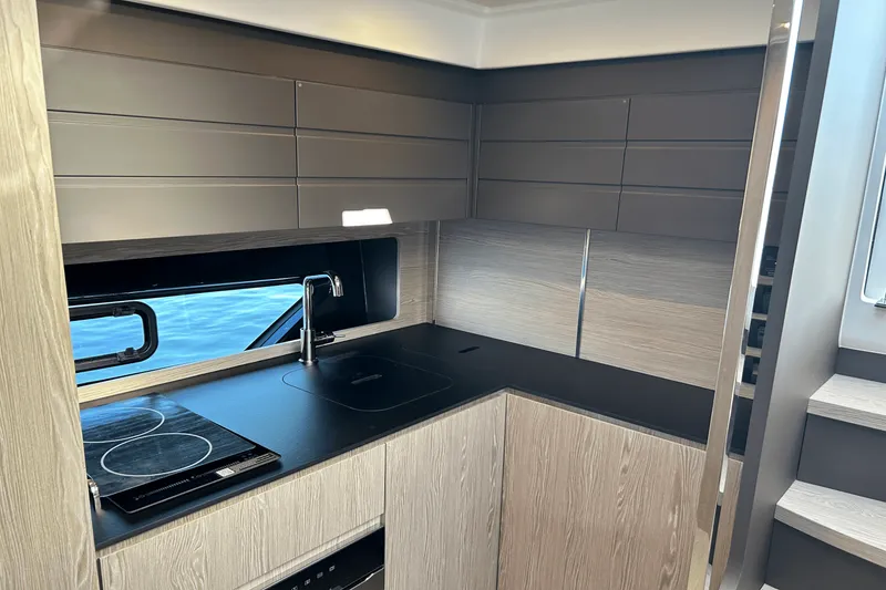 Slide: The Image of Azimut ATLANTIS 45 2025 - 29