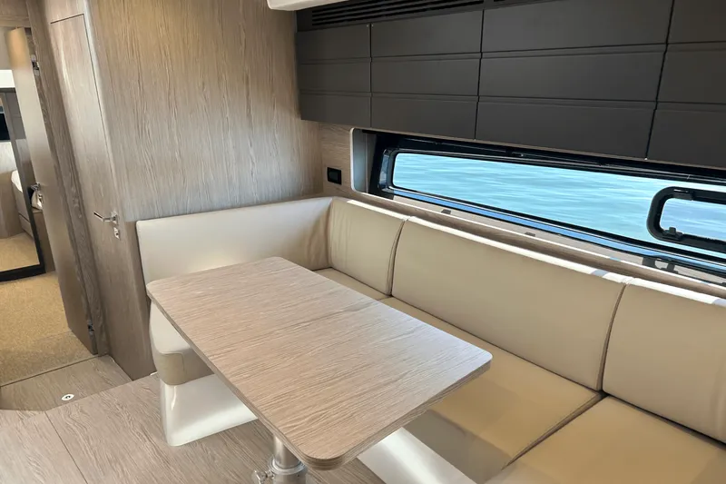 Slide: The Image of Azimut ATLANTIS 45 2025 - 31