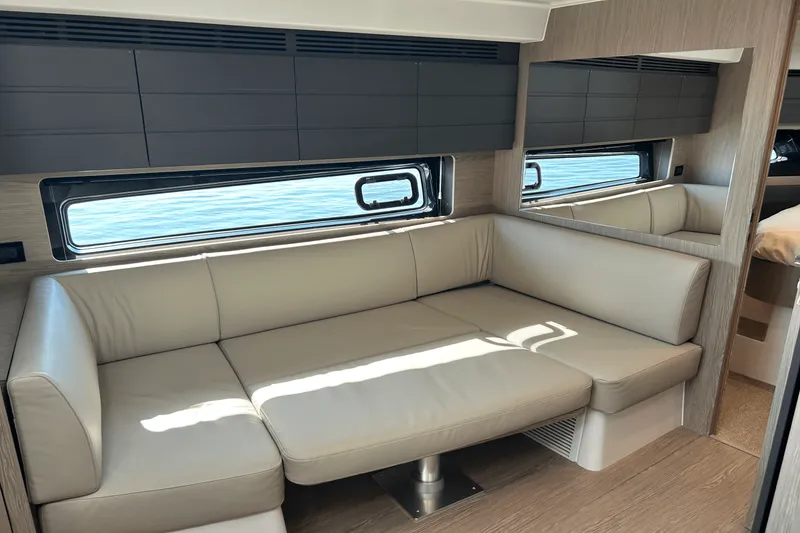 Slide: The Image of Azimut ATLANTIS 45 2025 - 32