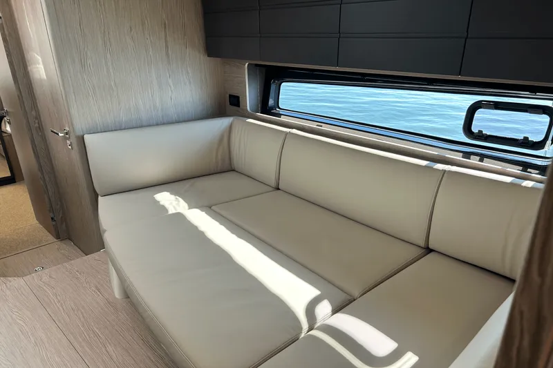 Slide: The Image of Azimut ATLANTIS 45 2025 - 33