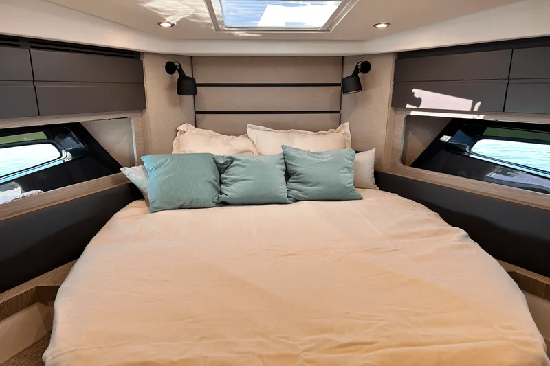 Slide: The Image of Azimut ATLANTIS 45 2025 - 34