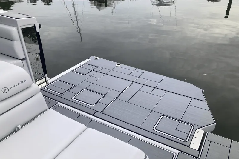 Slide: The Image of Aviara AV40 Outboard 2025 - 14