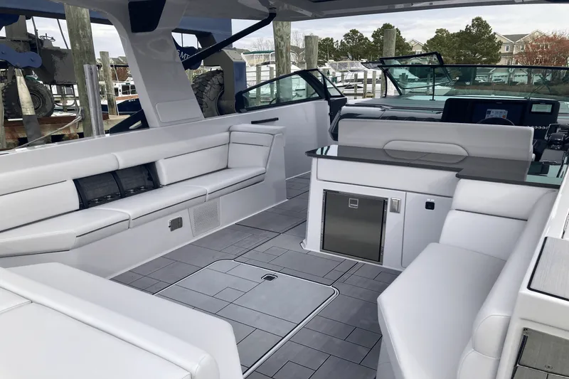 Slide: The Image of Aviara AV40 Outboard 2025 - 16