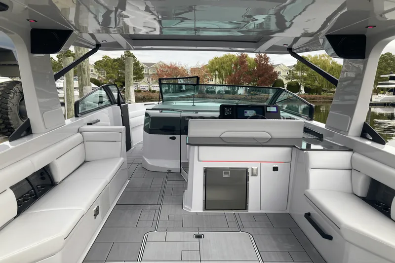 Slide: The Image of Aviara AV40 Outboard 2025 - 17