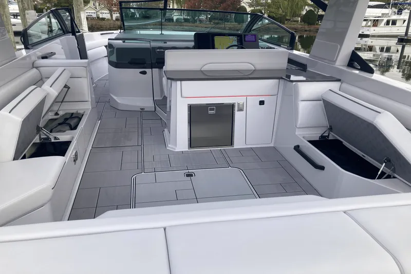 Slide: The Image of Aviara AV40 Outboard 2025 - 18