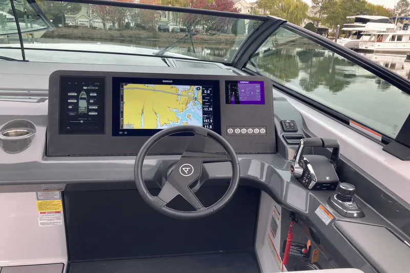 Slide: The Image of Aviara AV40 Outboard 2025 - 20