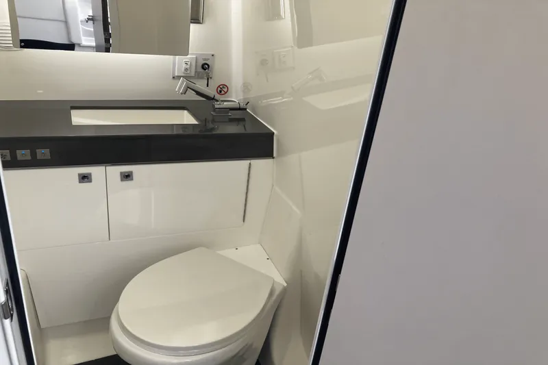 Slide: The Image of Aviara AV40 Outboard 2025 - 32