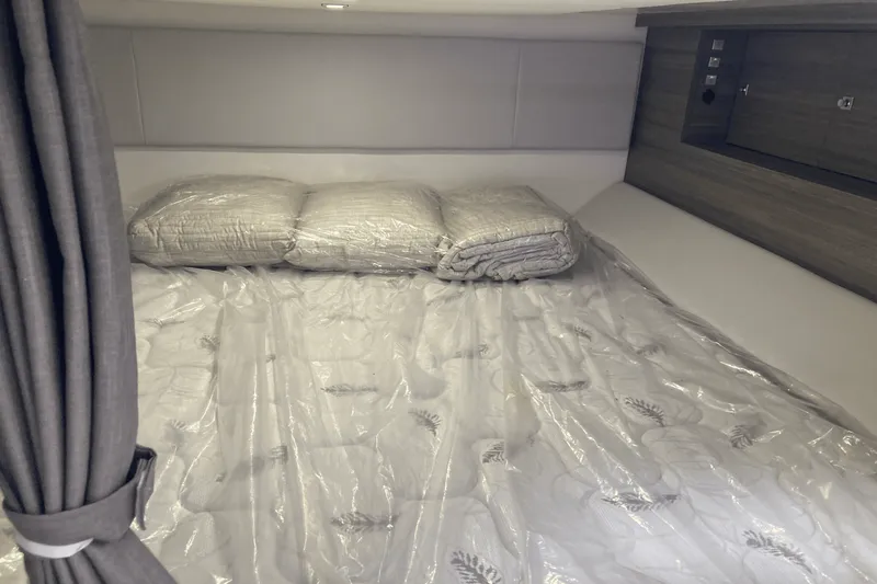 Slide: The Image of Aviara AV40 Outboard 2025 - 33