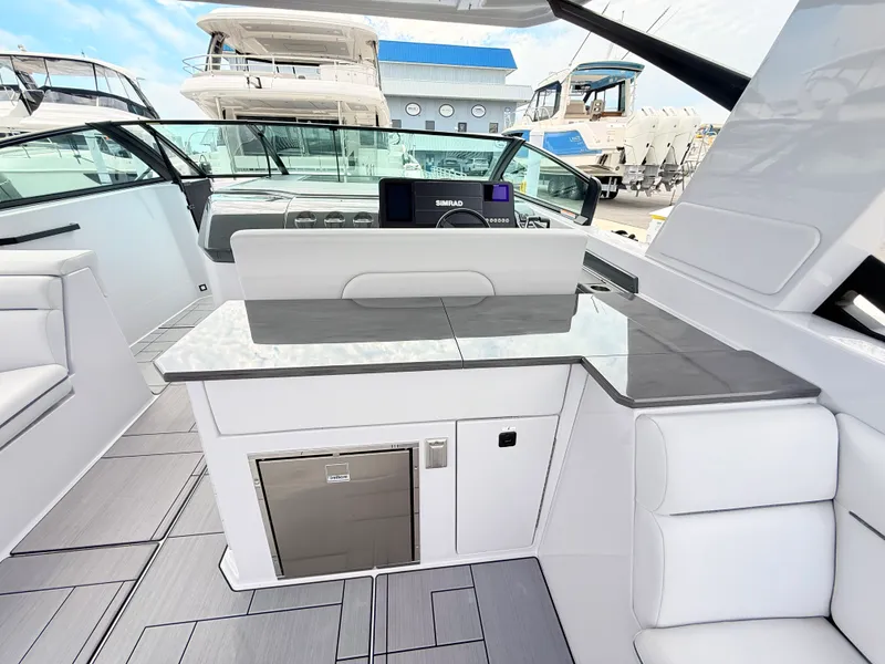 Slide: The Image of Aviara AV40 Outboard 2025 - 39