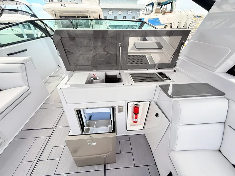 Slide: The Image of Aviara AV40 Outboard 2025 - 40