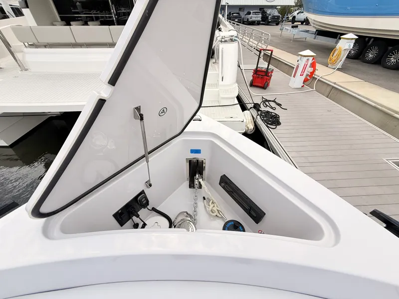 Slide: The Image of Aviara AV40 Outboard 2025 - 42