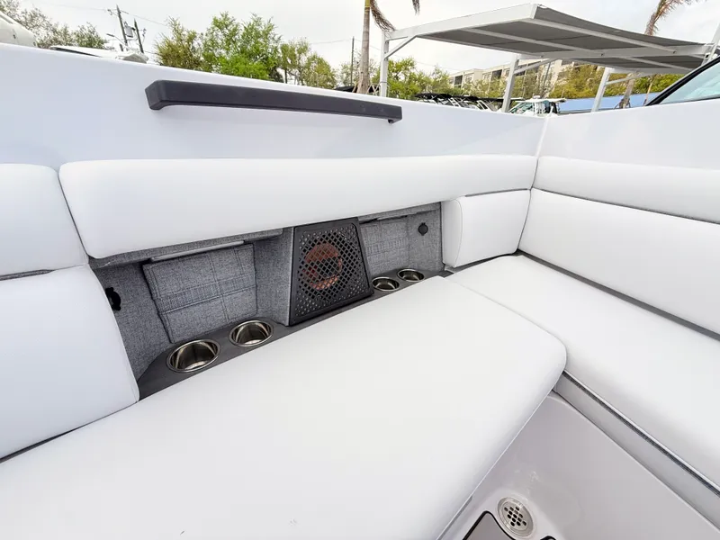 Slide: The Image of Aviara AV40 Outboard 2025 - 43