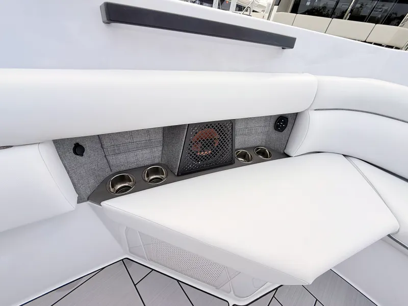 Slide: The Image of Aviara AV40 Outboard 2025 - 44