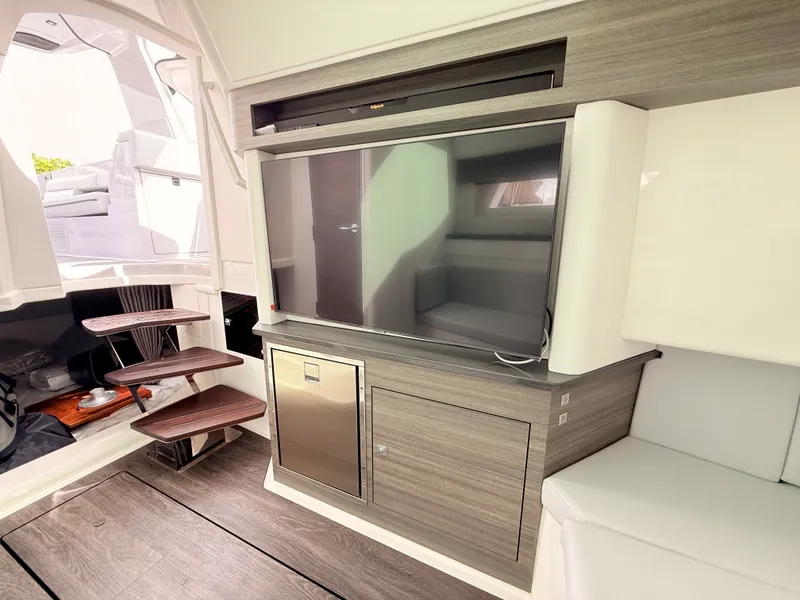 Slide: The Image of Aviara AV40 Outboard 2025 - 56