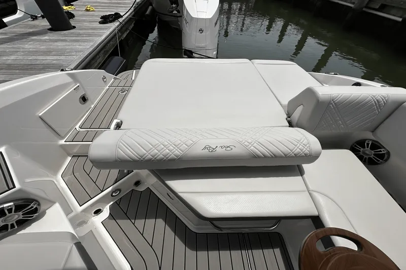 Slide: The Image of Sea Ray SDX 270 Outboard 2025 - 15
