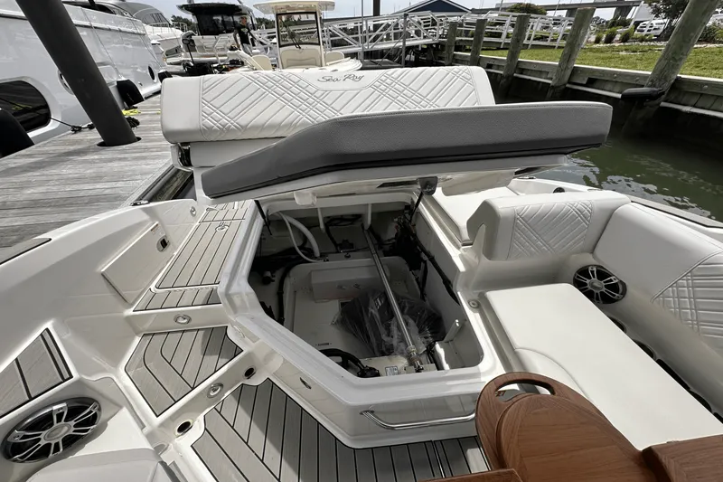 Slide: The Image of Sea Ray SDX 270 Outboard 2025 - 16