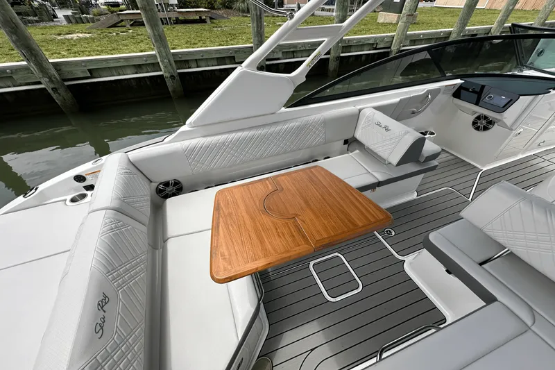 Slide: The Image of Sea Ray SDX 270 Outboard 2025 - 18