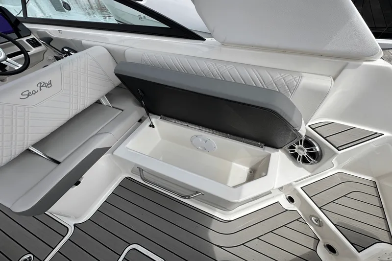 Slide: The Image of Sea Ray SDX 270 Outboard 2025 - 20