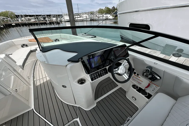 Slide: The Image of Sea Ray SDX 270 Outboard 2025 - 29