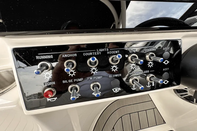 Slide: The Image of Sea Ray SDX 270 Outboard 2025 - 33