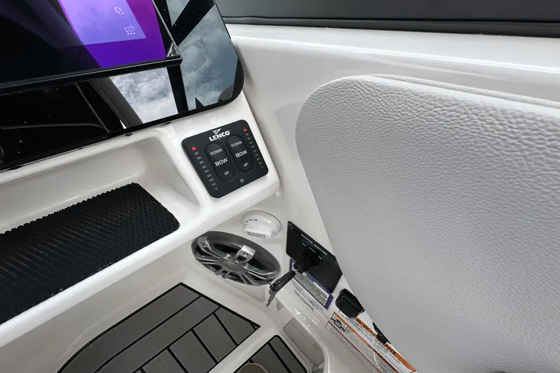 Slide: The Image of Sea Ray SDX 270 Outboard 2025 - 34